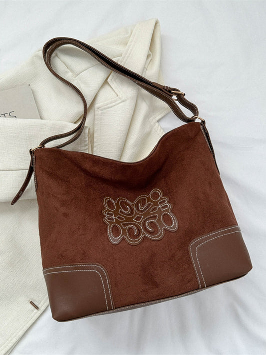 Tote Bag mit Wildlederpatch und verstellbarem Riemen