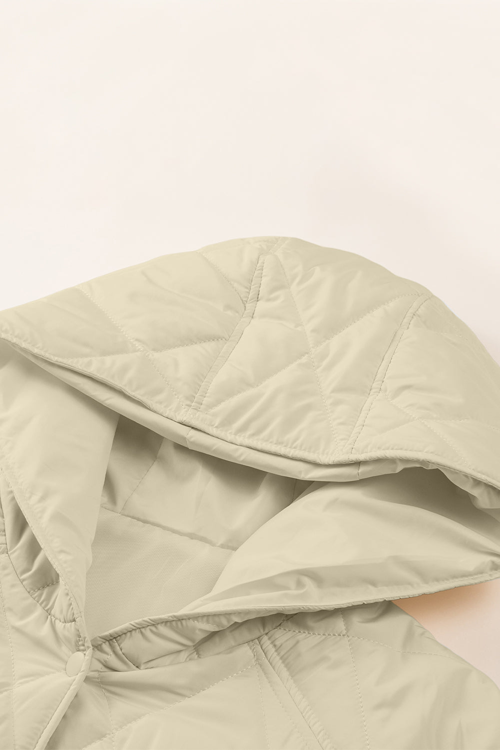 Gesteppter Wintermantel mit Druckknöpfen und langen Ärmeln