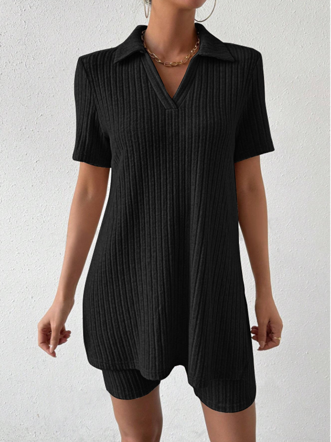 Set aus kurzärmligem Top und Shorts mit Johnny-Kragen