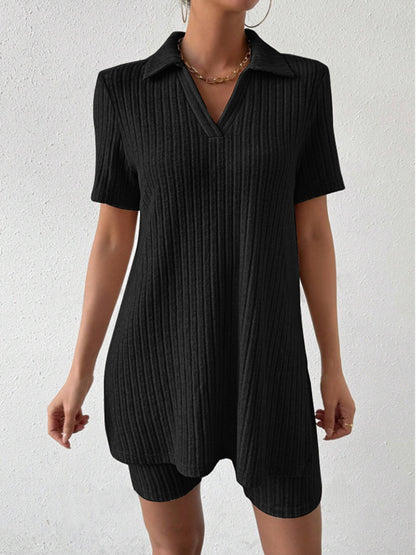 Set aus kurzärmligem Top und Shorts mit Johnny-Kragen