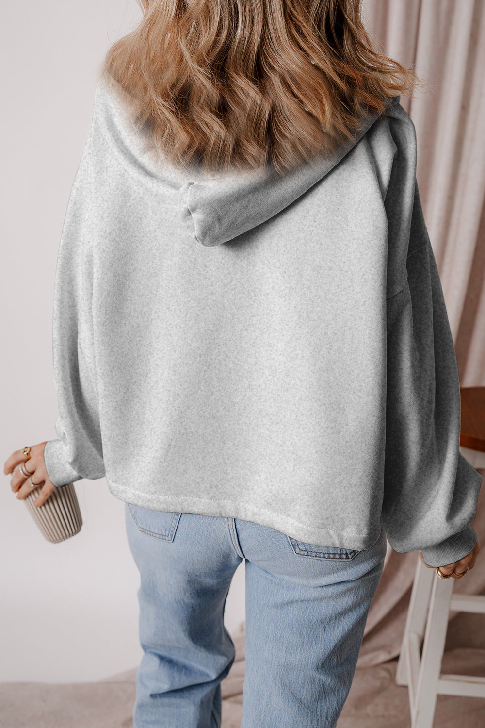 Kapuzenpullover mit halblangem Reißverschluss und überschnittenen Schultern