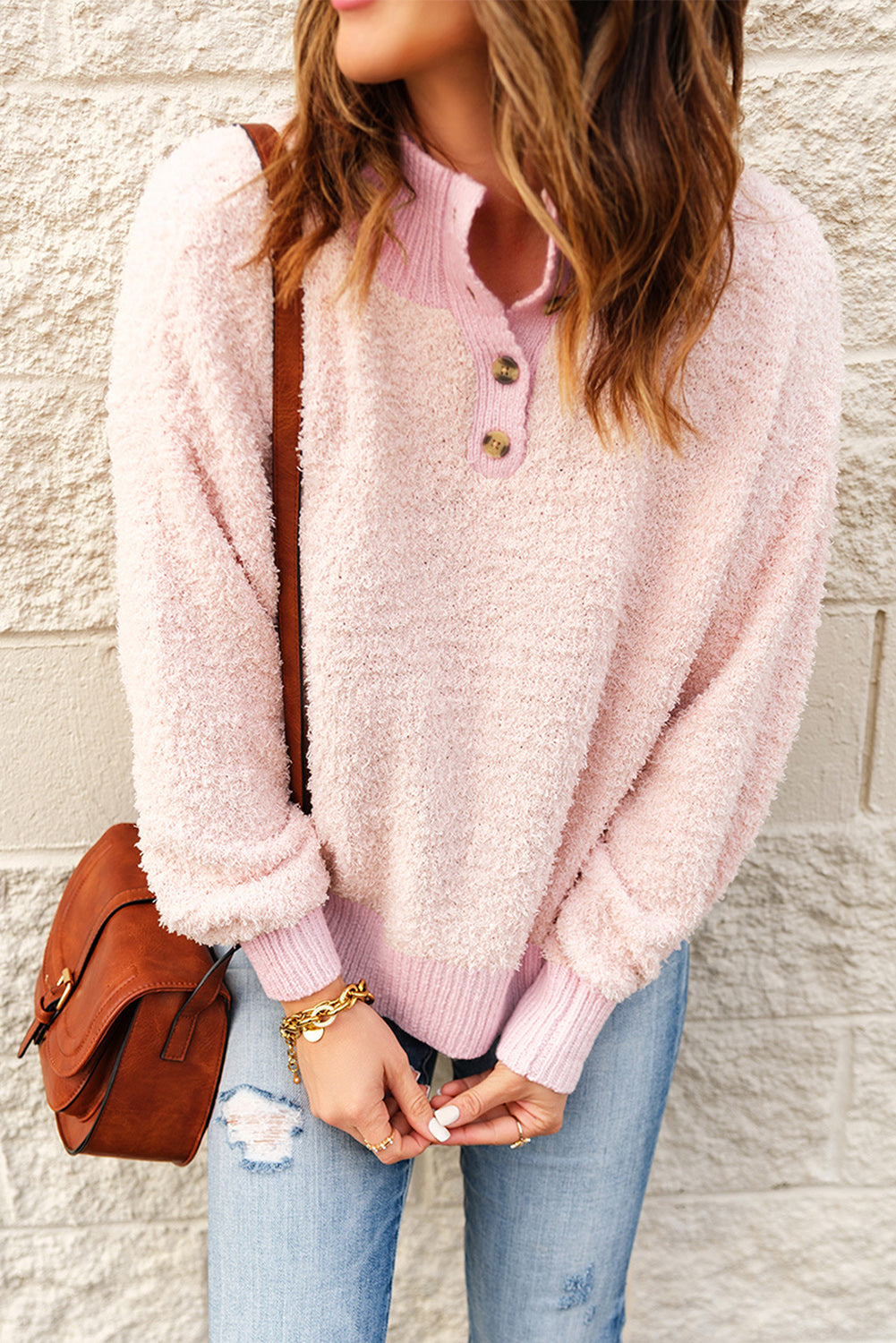 Langärmliger Pullover mit Stehkragen und Knopfdetail