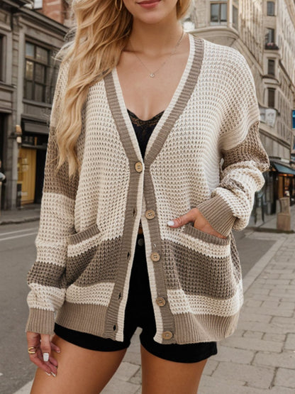 Strickjacke mit kontrastierenden Knöpfen und langen Ärmeln