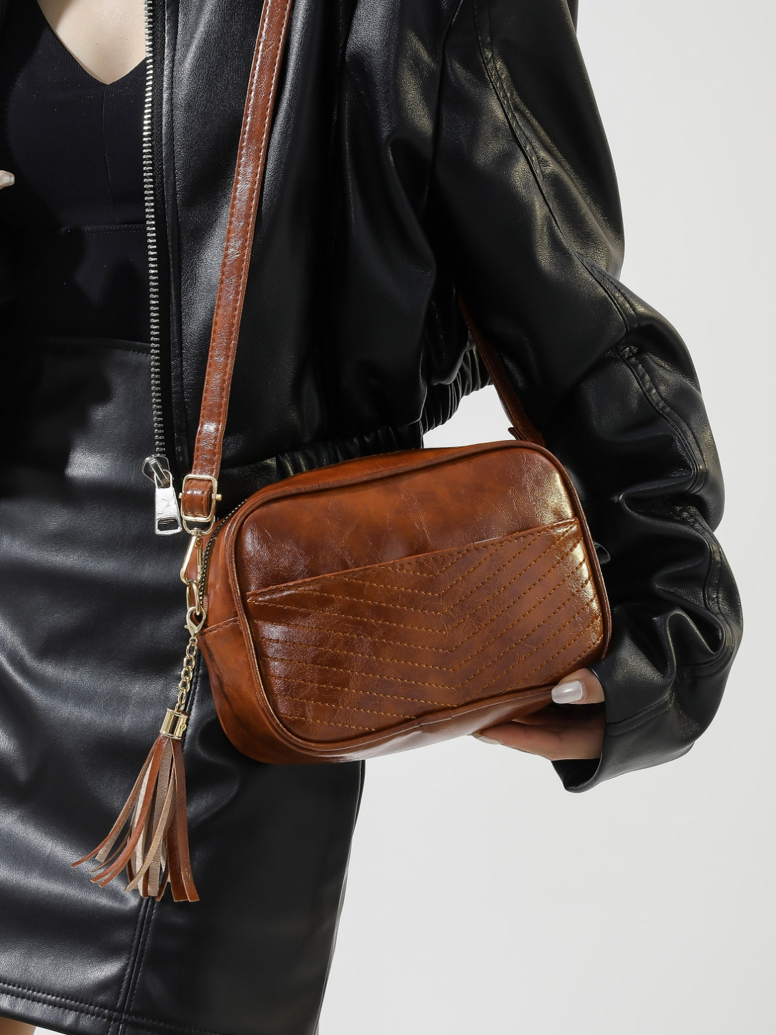 Umhängetasche mit Quaste, bedrucktem Riemen und Kassette aus PU-Leder