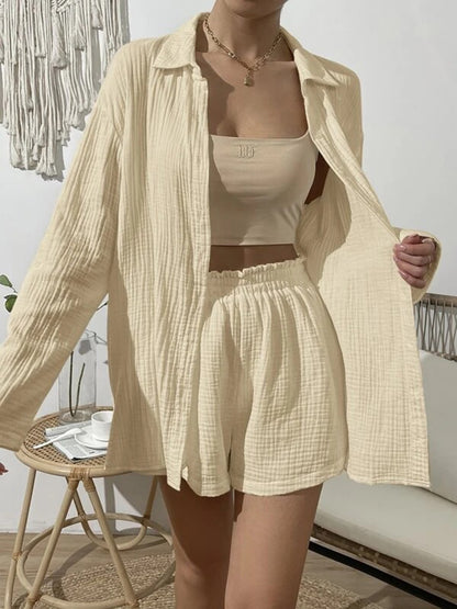 Set mit Oberteil mit überschnittenen Schultern und Knopfleiste und Shorts mit elastischer Taille