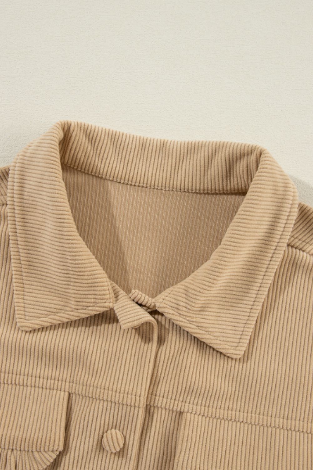 Langärmlige Hemdbluse mit Rüschen und Knöpfen