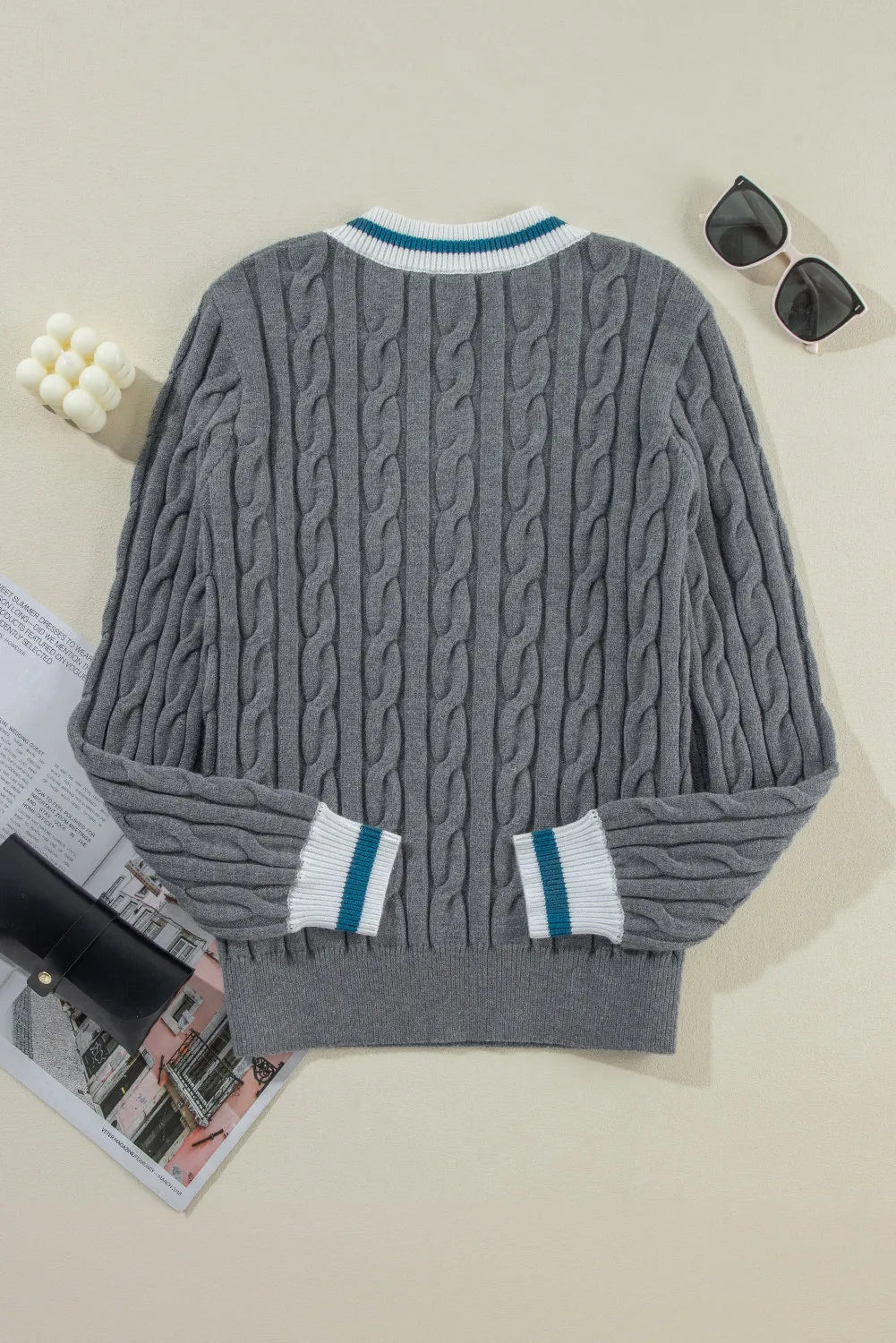 Langärmliger Pullover mit V-Ausschnitt und Zopfmuster