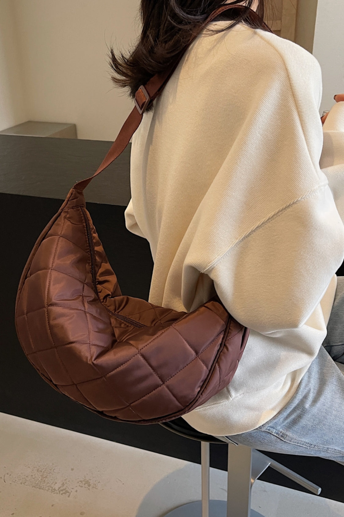 Umhängetasche mit Karomuster, gestepptem und verstellbarem Riemen