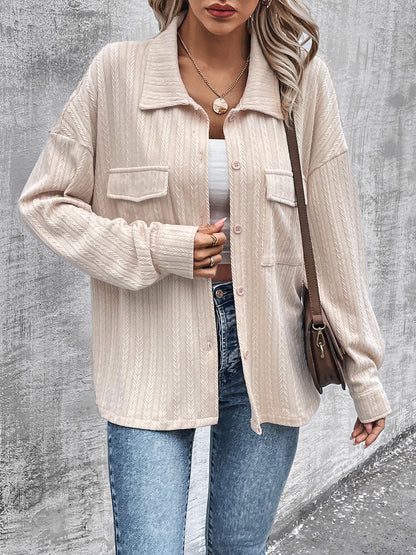 Jacke mit Taschen und Knöpfen und überschnittenen Schultern