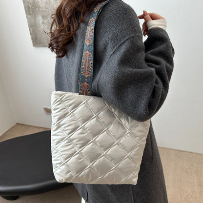 Gesteppte Handtasche aus PU-Leder mit bedrucktem Riemen