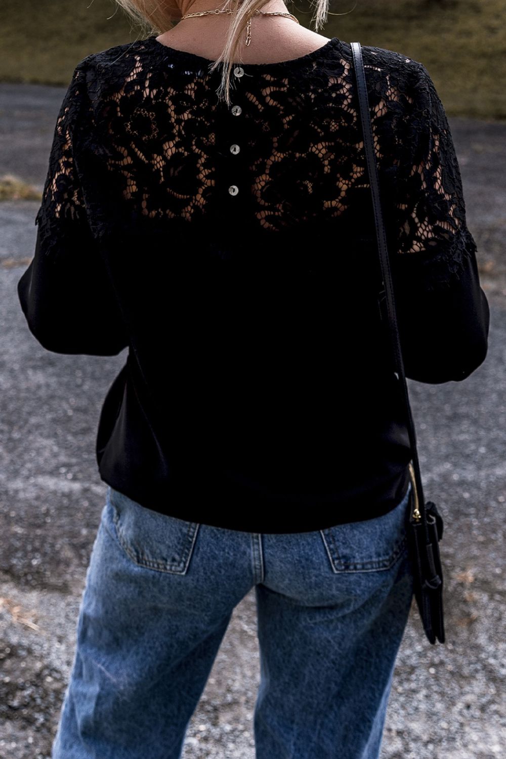 Bluse mit Rundhalsausschnitt und langen Ärmeln und Spitzendetail