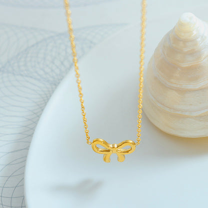 Halskette mit Schleifenanhänger aus vergoldetem Titanstahl