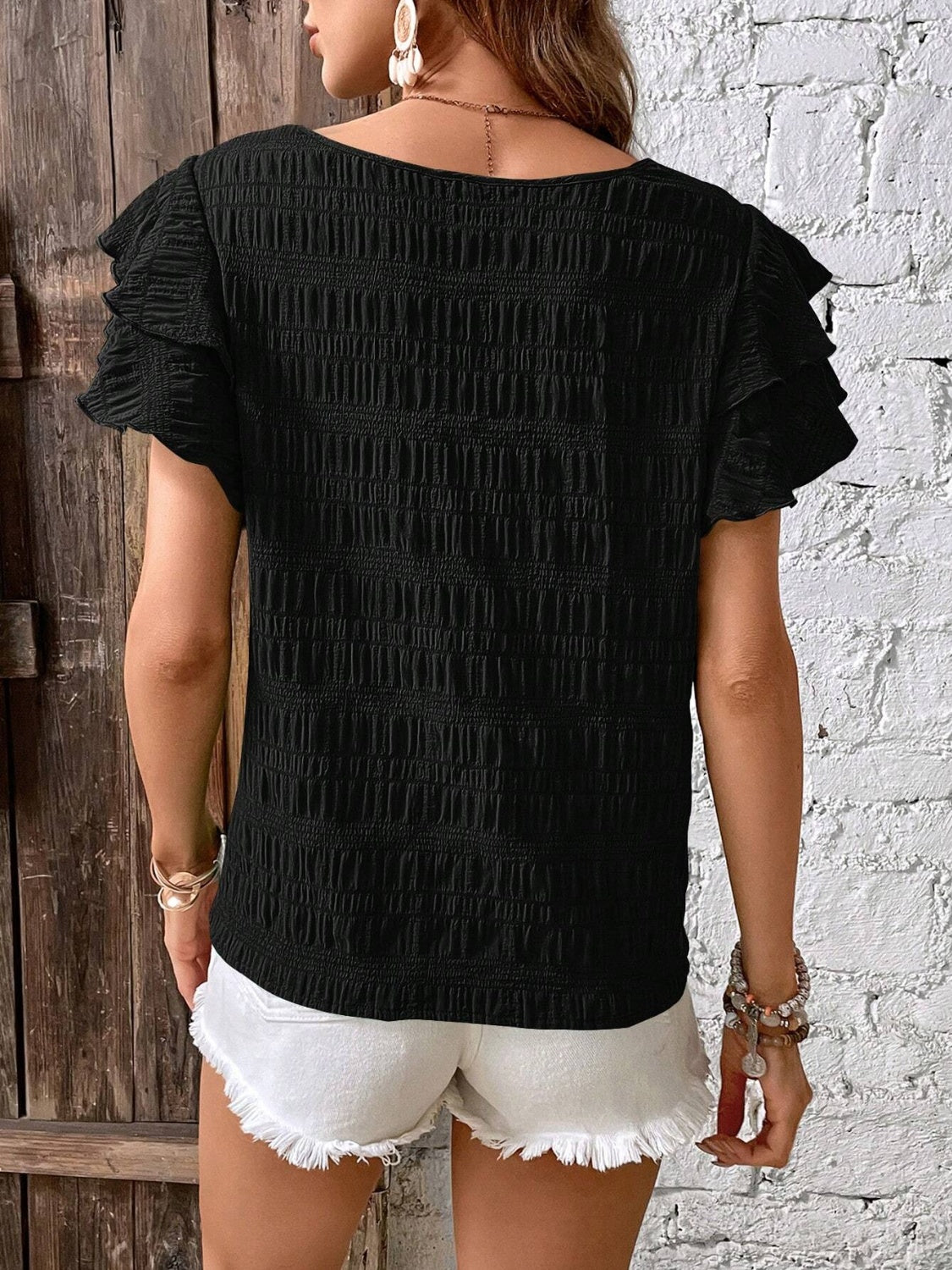 Blusa con cuello redondo y mangas con volantes