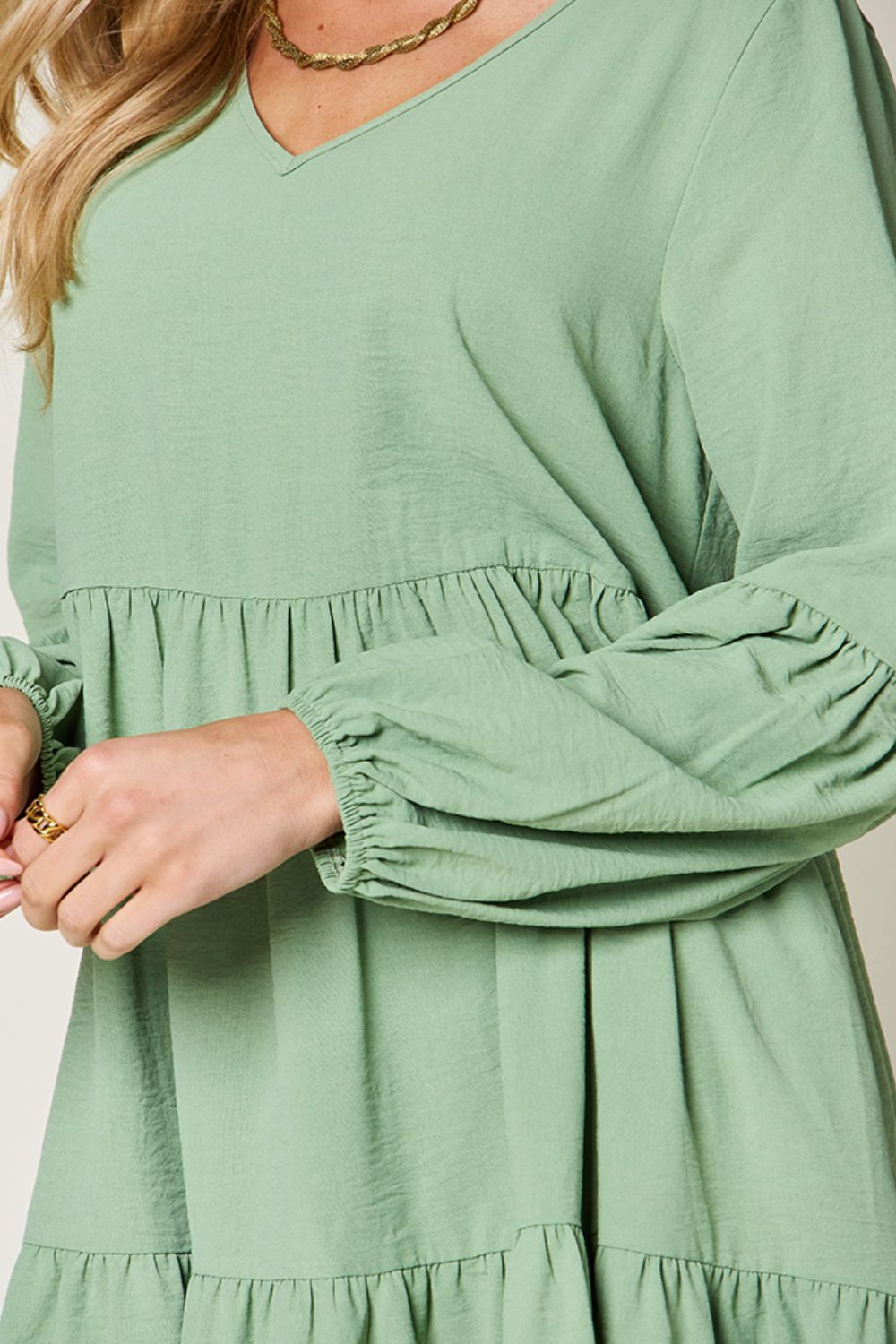 Double Take – Stufenkleid in voller Größe mit V-Ausschnitt und Ballonärmeln