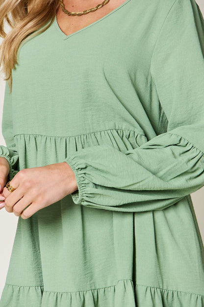 Double Take – Stufenkleid in voller Größe mit V-Ausschnitt und Ballonärmeln