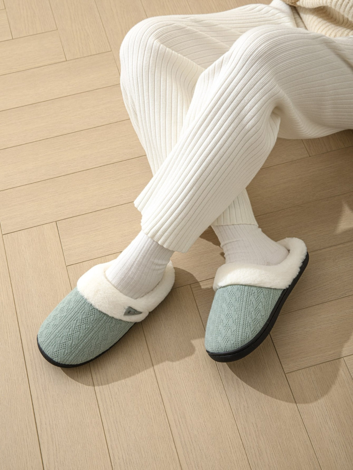 Flache Hausschuhe mit Hornschnalle und pelziger Textur