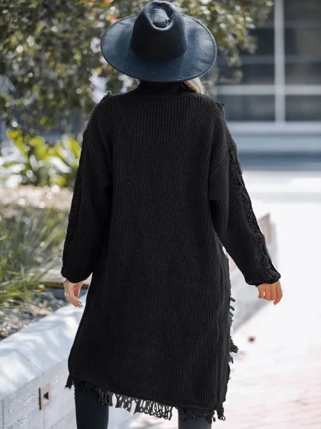 Strickjacke mit Fransen und offener Vorderseite und langen Ärmeln