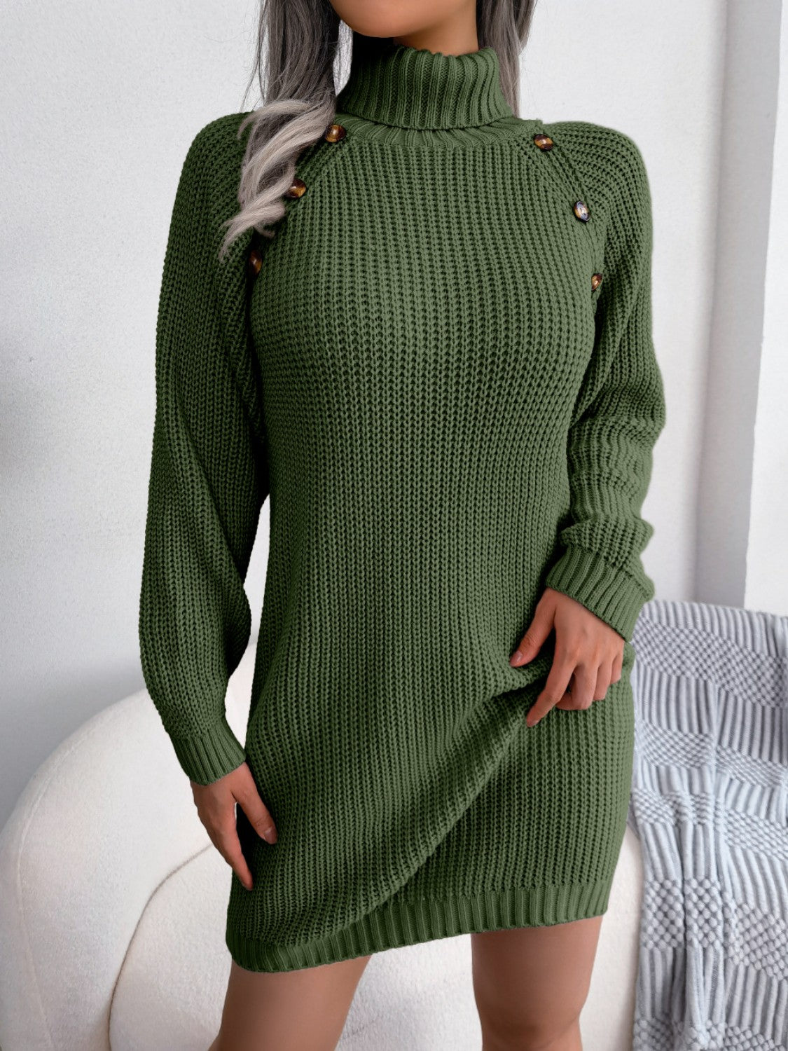 Rollkragenpulloverkleid mit dekorativen Knöpfen