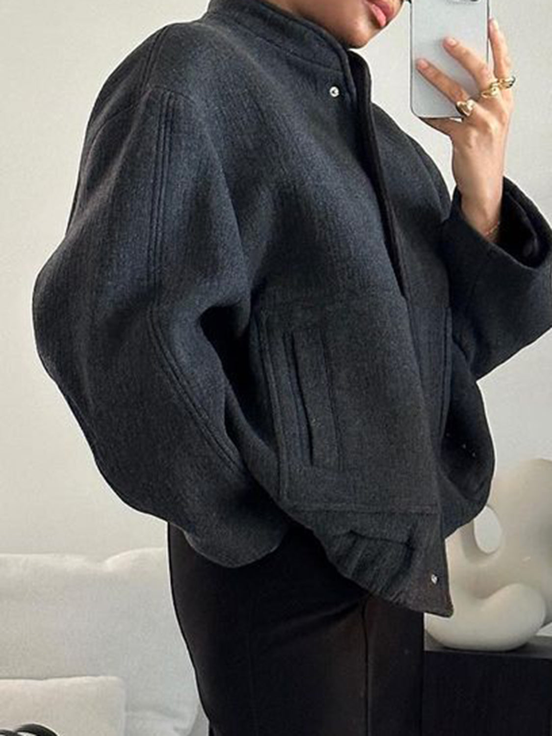 Jacke mit überschnittenen Schultern und Druckknöpfen in voller Größe