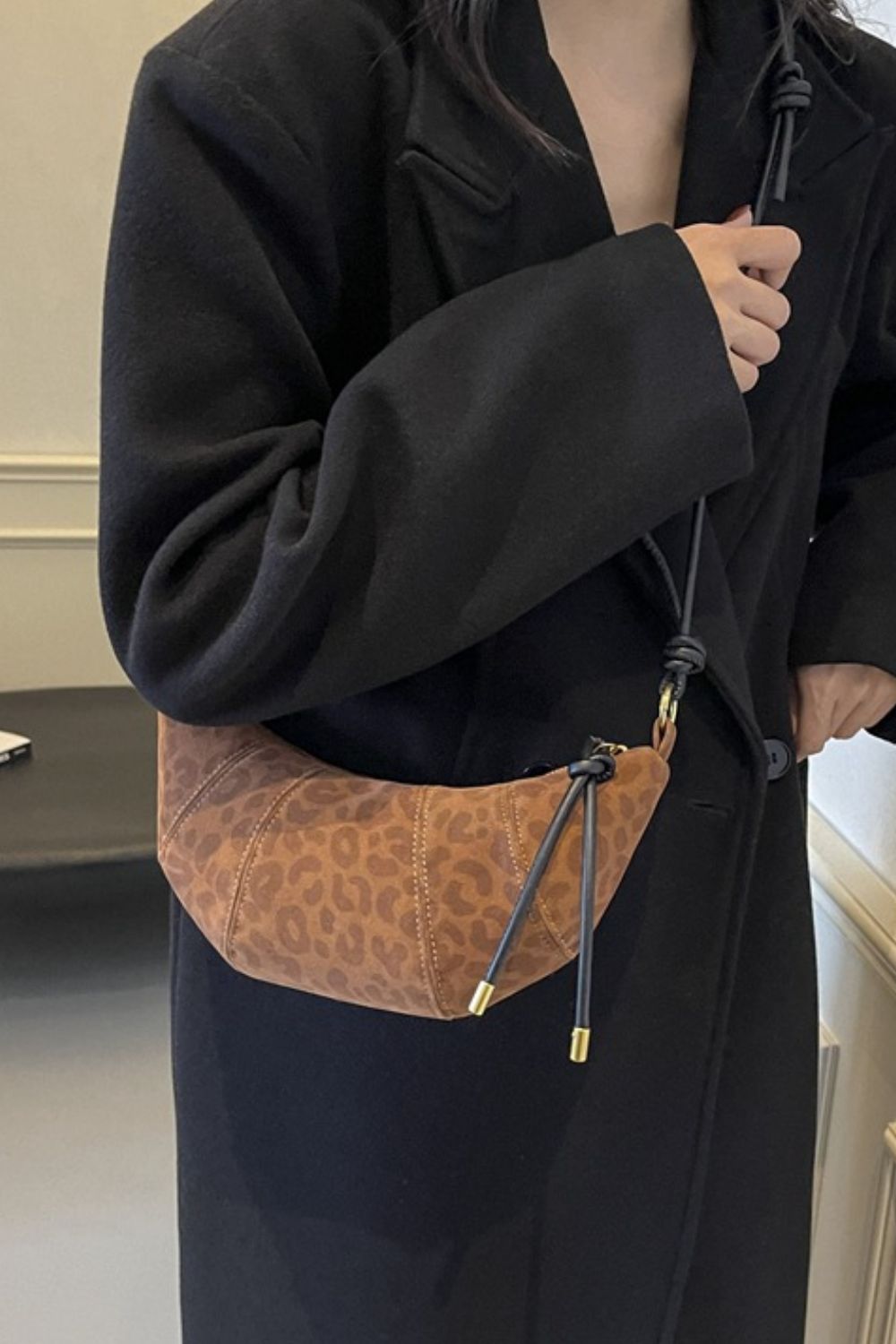 Umhängetasche aus Wildleder mit PU-Lederriemen