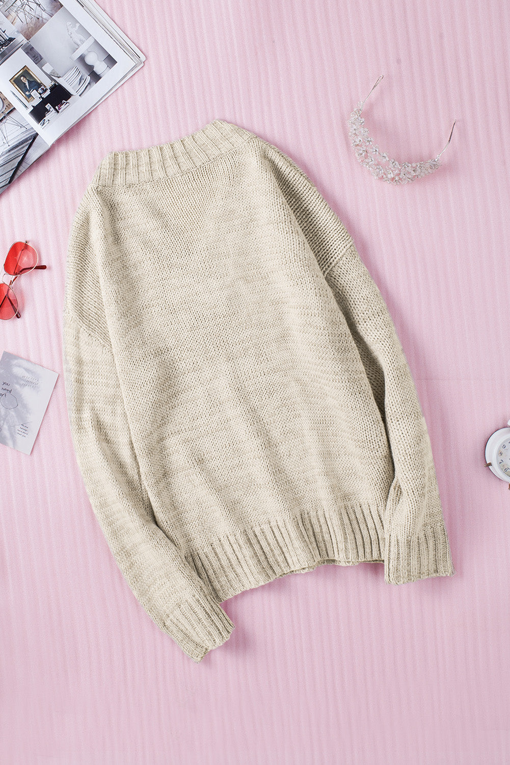 Pullover mit V-Ausschnitt und überschnittenen Schultern