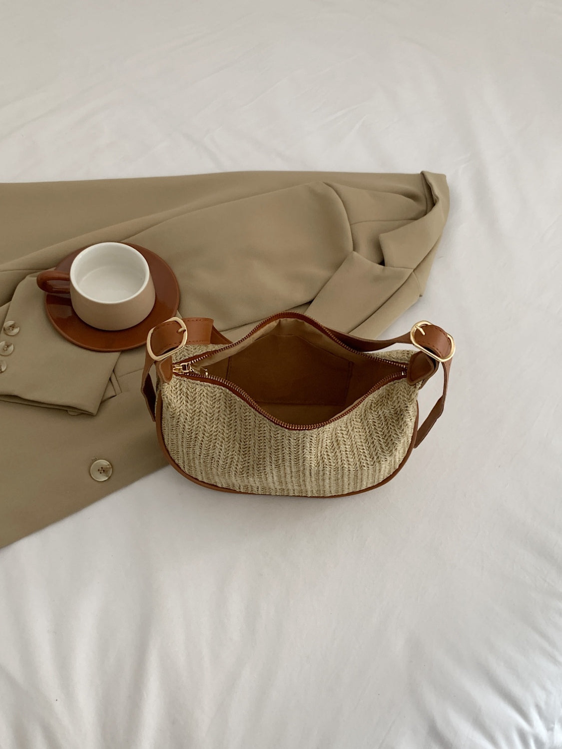 Schultertasche aus geflochtenem Stroh mit verstellbarem Riemen