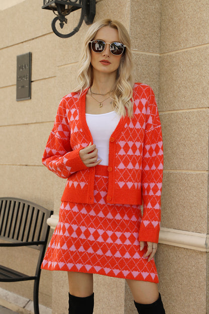 Set aus Cardigan und Rock mit geometrischem Muster und Knopfleiste vorne