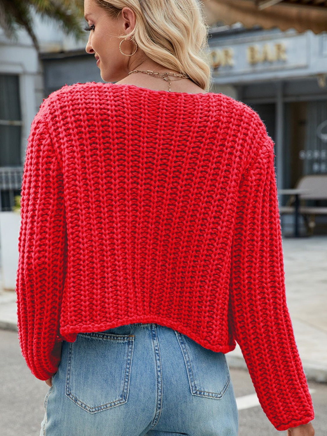 Strickjacke mit Rundhalsausschnitt und Knöpfen und Taschen