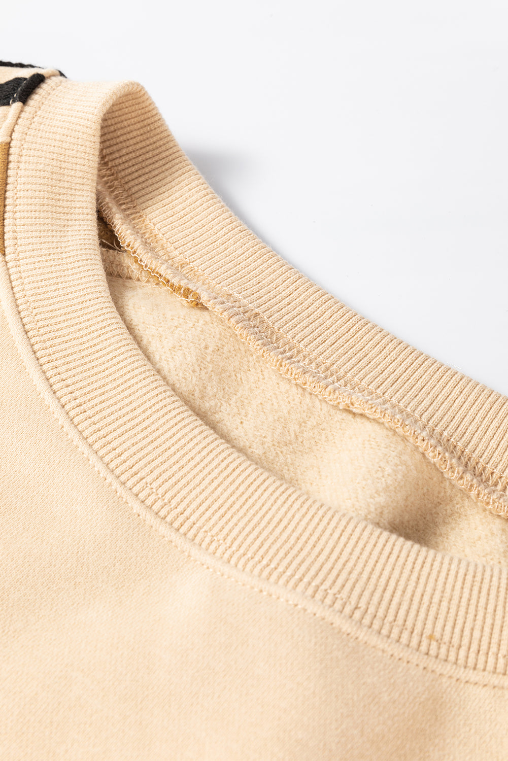 Sweatshirt mit kontrastierendem Rundhalsausschnitt und langen Ärmeln