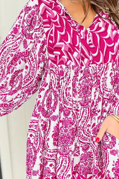 Bedrucktes, langärmliges Minikleid mit Bindeband am Kragen