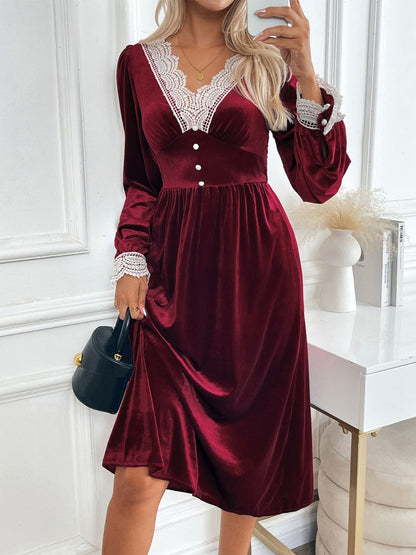 Perfee – Langärmliges Midikleid mit V-Ausschnitt und Spitzendetail