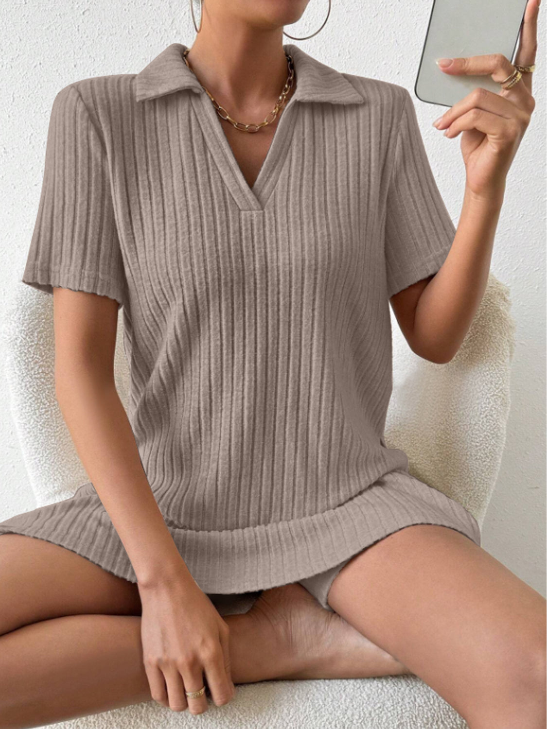 Set aus kurzärmligem Top und Shorts mit Johnny-Kragen