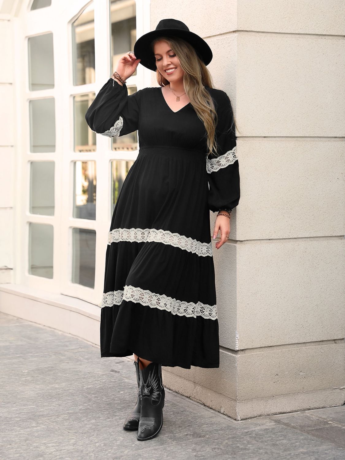 Plus Size Midikleid mit Spitzendetail und V-Ausschnitt und langen Ärmeln