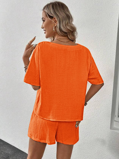 Set aus Top mit halblangen Ärmeln und Shorts mit V-Ausschnitt
