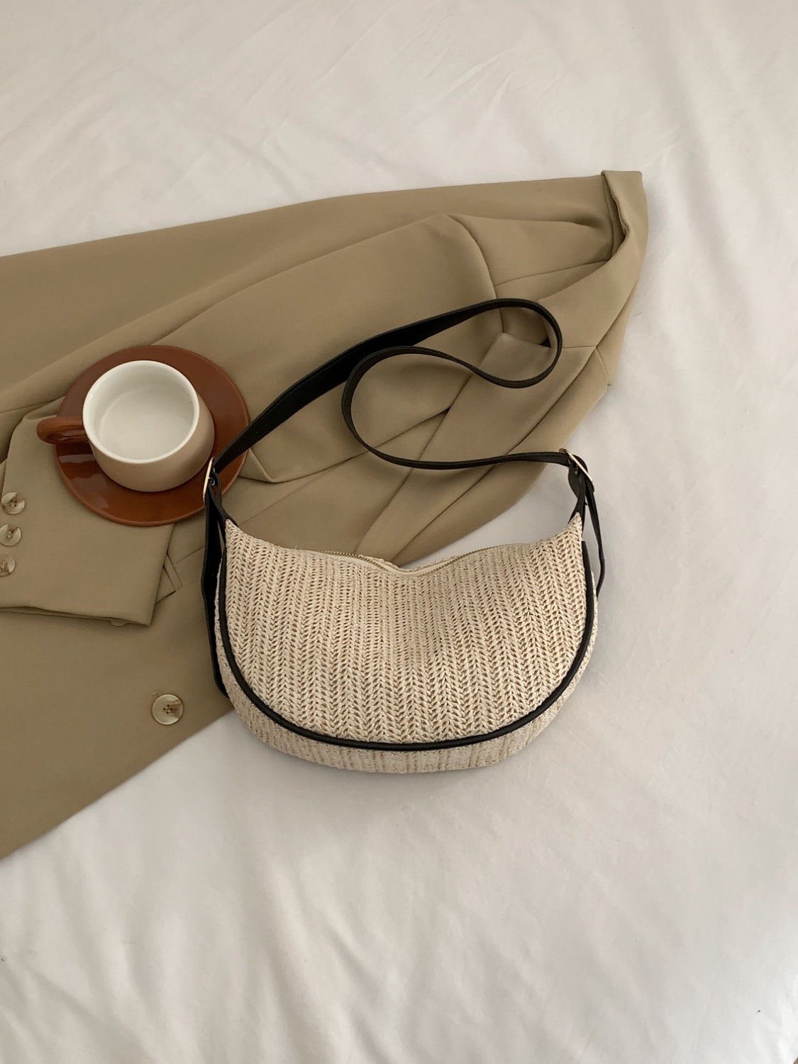 Schultertasche aus geflochtenem Stroh mit verstellbarem Riemen