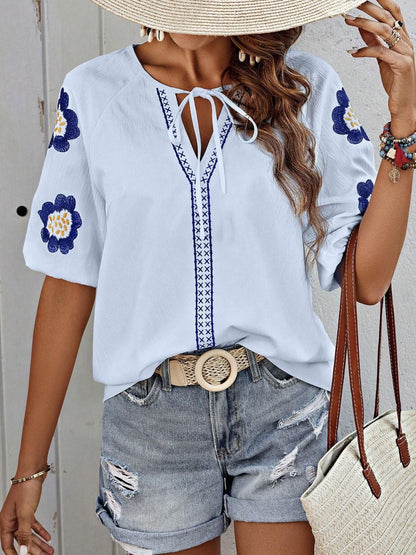 Bestickte Bluse mit Puffärmeln und Schleife am Hals