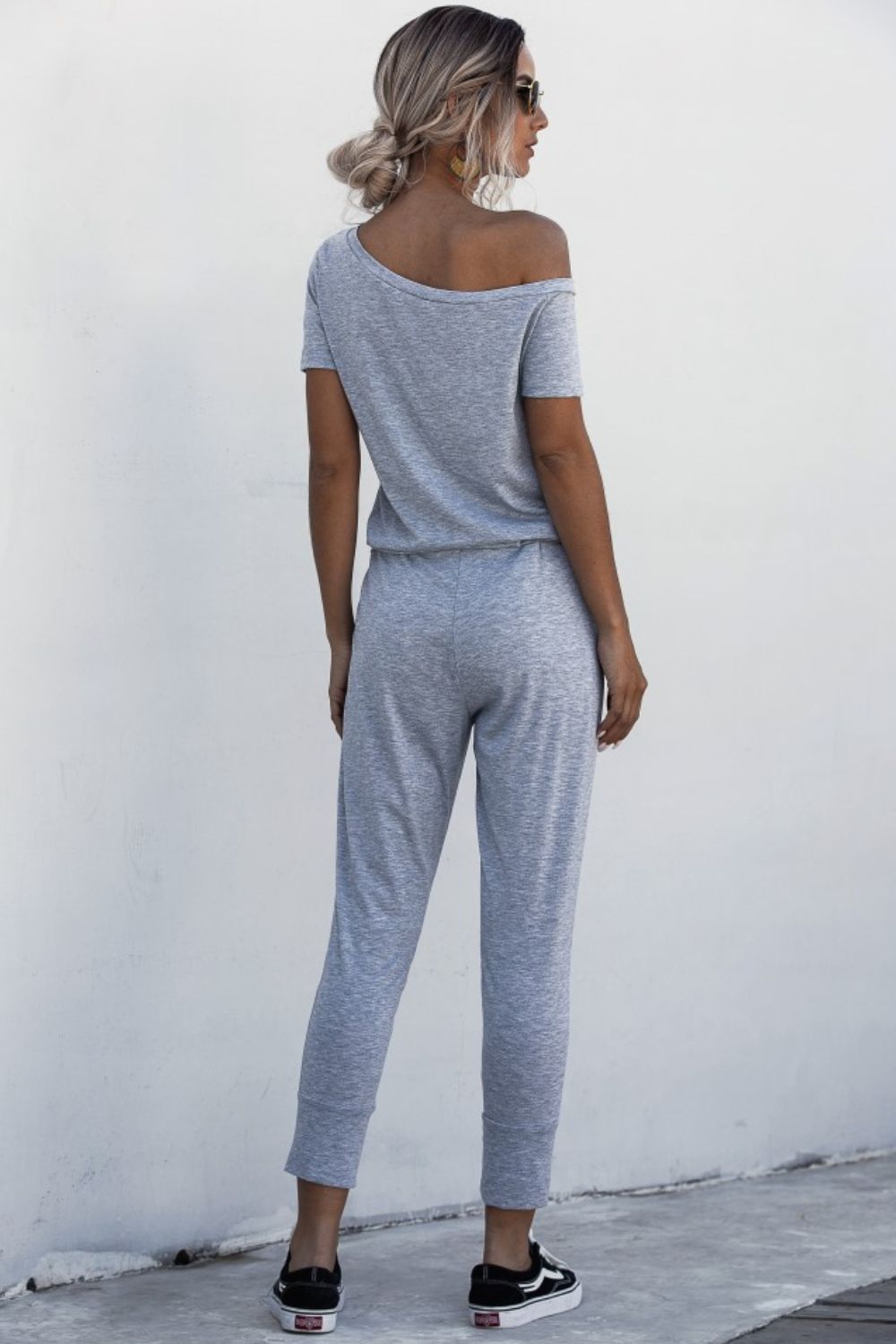 Asymmetrischer Jumpsuit mit Bindeband am Hals und Taschen