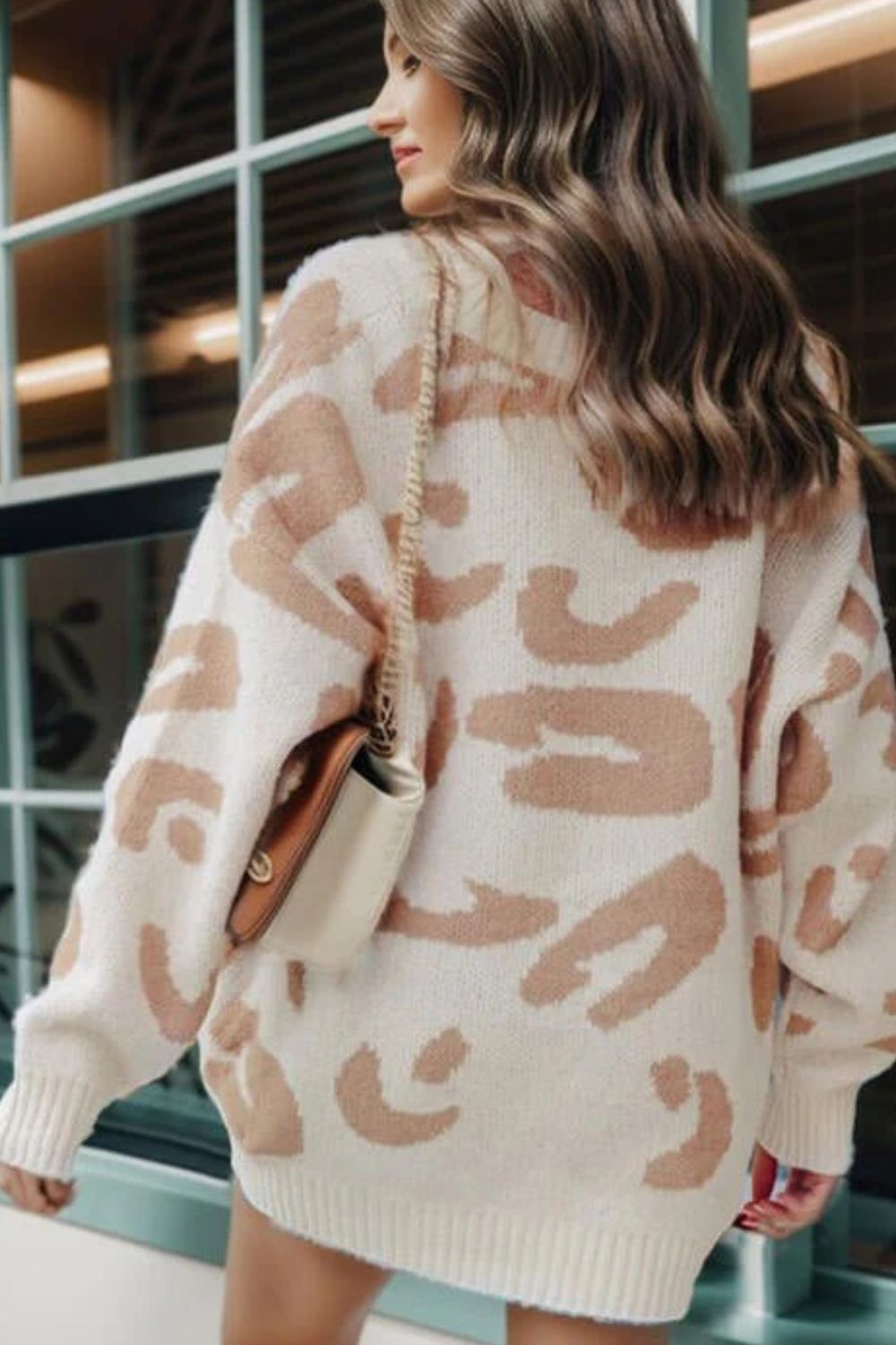 Strickjacke mit Leopardenmuster und V-Ausschnitt und Knopfleiste