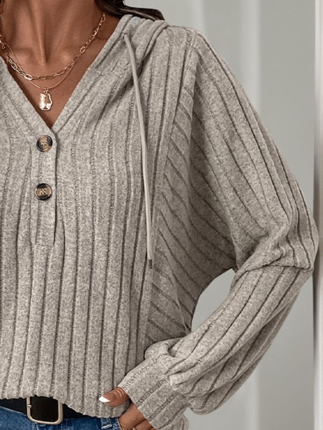 Perfee – Langärmliger Kapuzenpullover mit Kordelzug