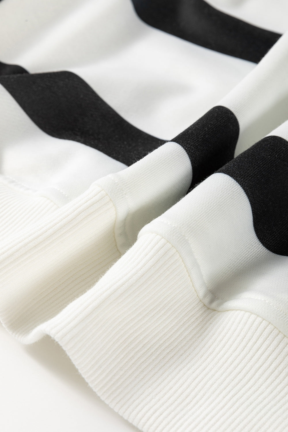 Gestreiftes Set mit langärmligem Oberteil und Hose mit Rundhalsausschnitt