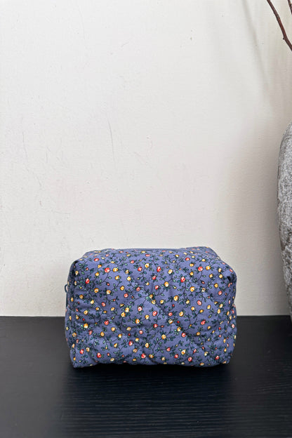 Clutch mit Blumenmuster und gestepptem Karofutter