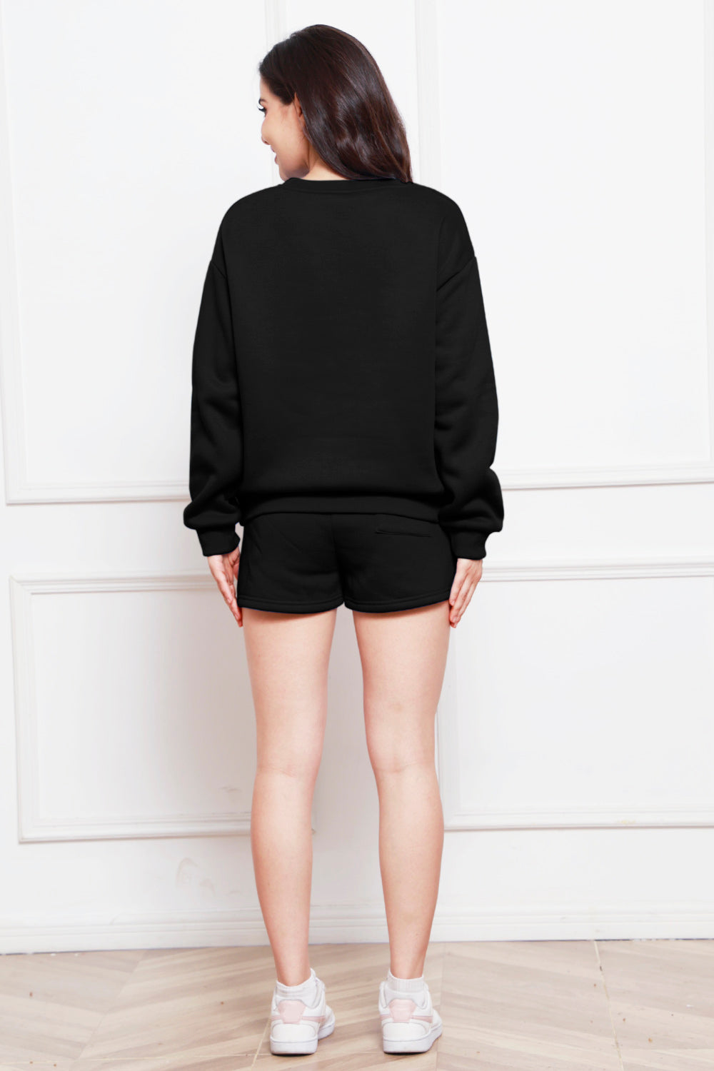 Set aus langärmligem Sweatshirt mit Rundhalsausschnitt und Shorts mit Kordelzug