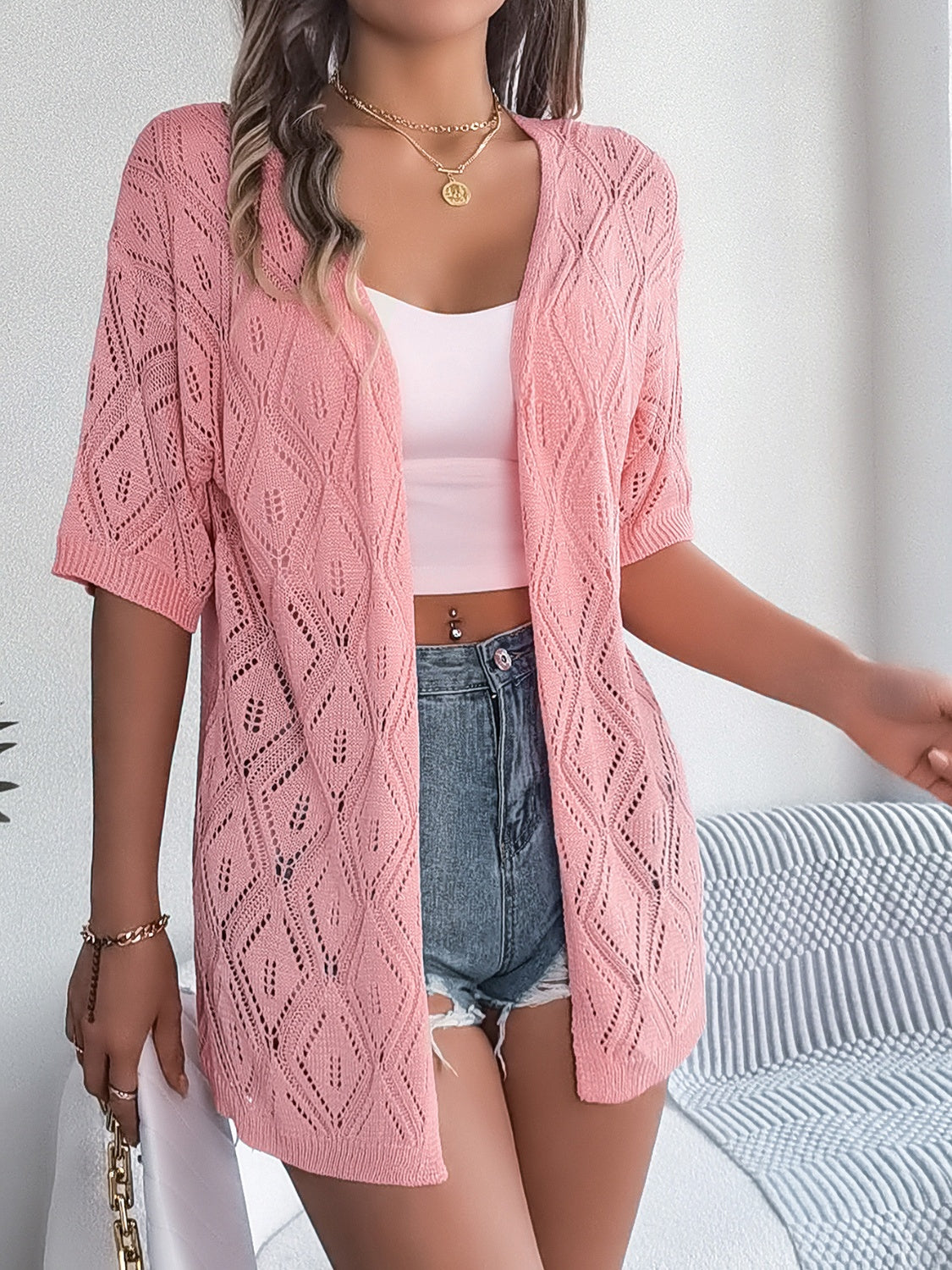Durchbrochene Strickjacke mit halblangen Ärmeln und offener Vorderseite