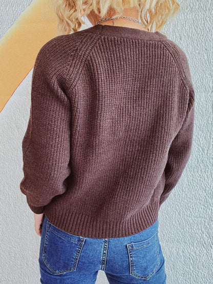 Strickjacke mit Zopfmuster und V-Ausschnitt sowie Knopfleiste und langen Ärmeln