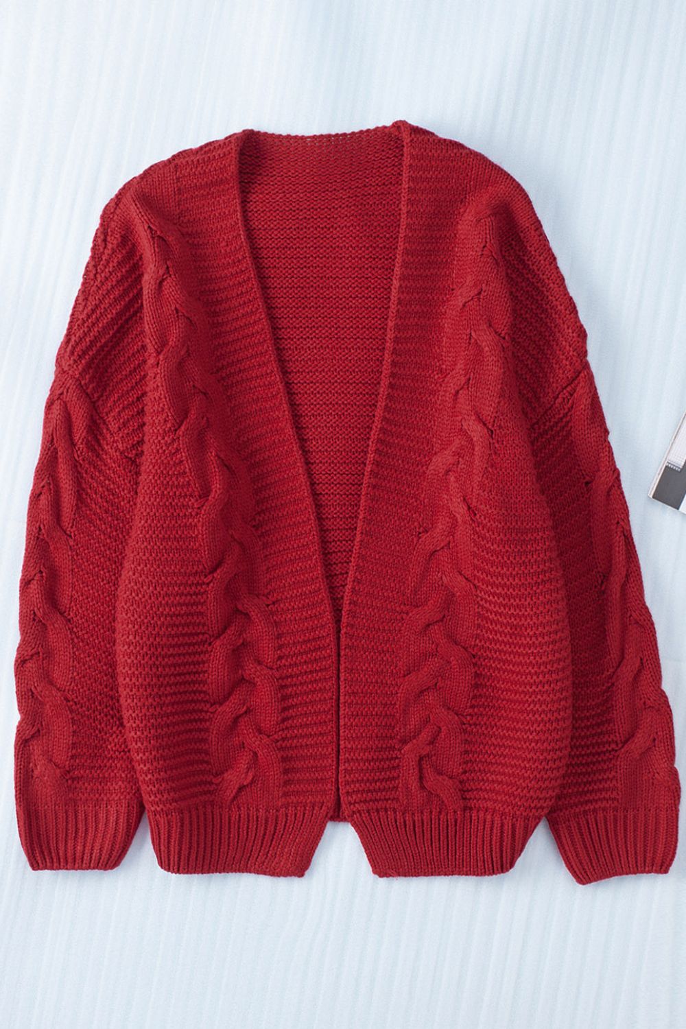 Strickjacke mit offener Vorderseite und Zopfmuster