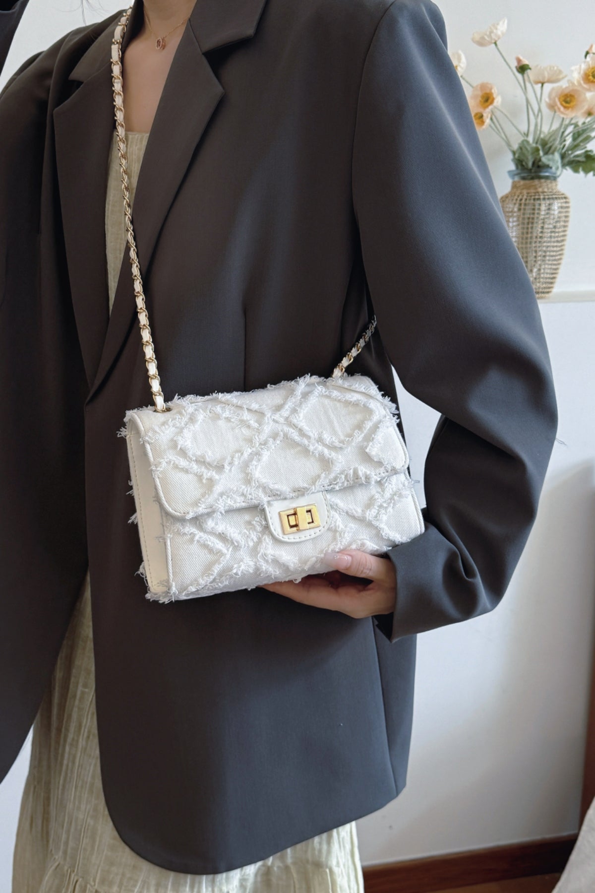 Umhängetasche aus Denim mit ungesäumtem Saum