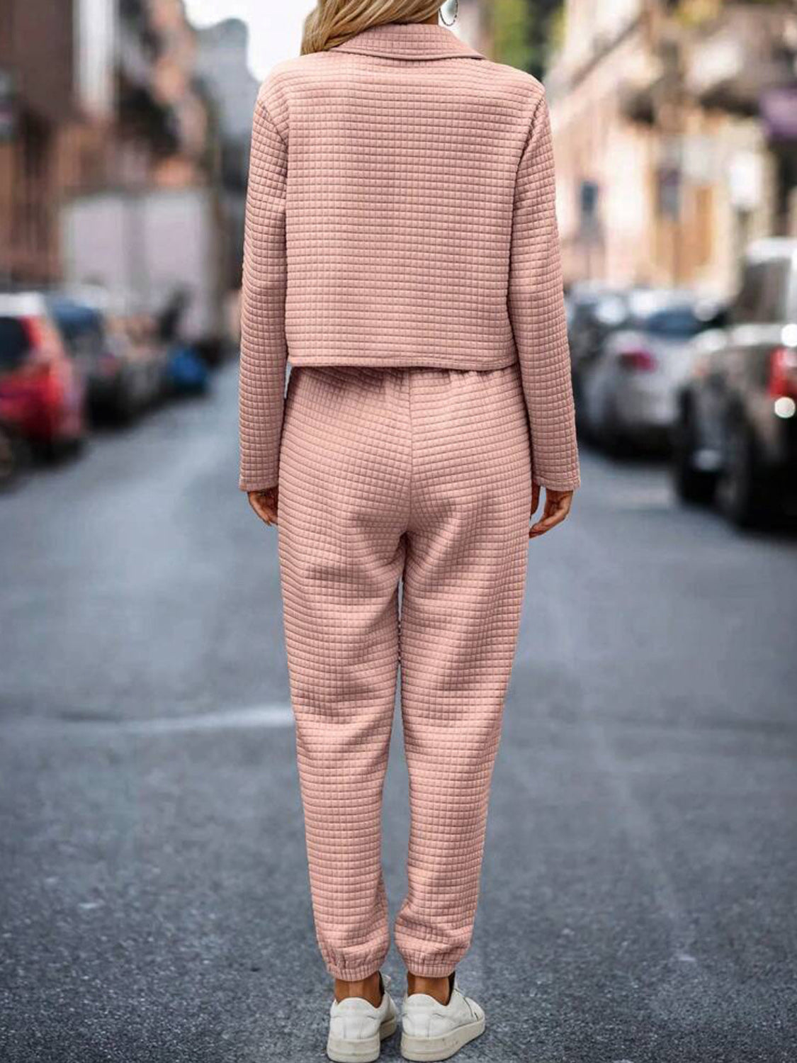 Set aus Oberteil und Hose mit Druckknopfleiste und karierter Textur