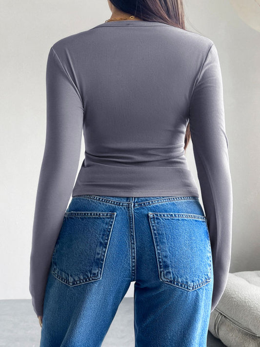 Langärmliges T-Shirt mit Knöpfen