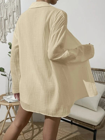 Set mit Oberteil mit überschnittenen Schultern und Knopfleiste und Shorts mit elastischer Taille