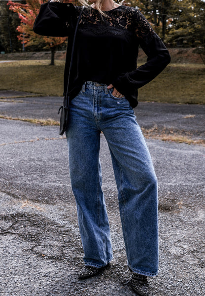 Bluse mit Rundhalsausschnitt und langen Ärmeln und Spitzendetail